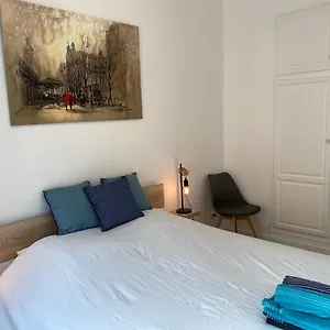 Chic And Cosy Close To The Port And Garibaldi Apartment